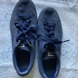 Navy blue puma sneakers.